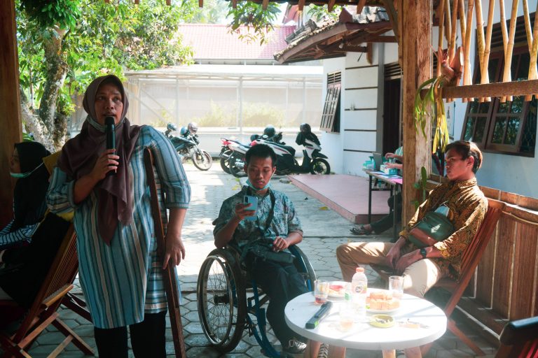 Direktur SAPDA Nurul Saadah Memberikan Pemaparan Tentang HKSR kepada Remaja dan Remaja Disabilitas di Kulon Progo
