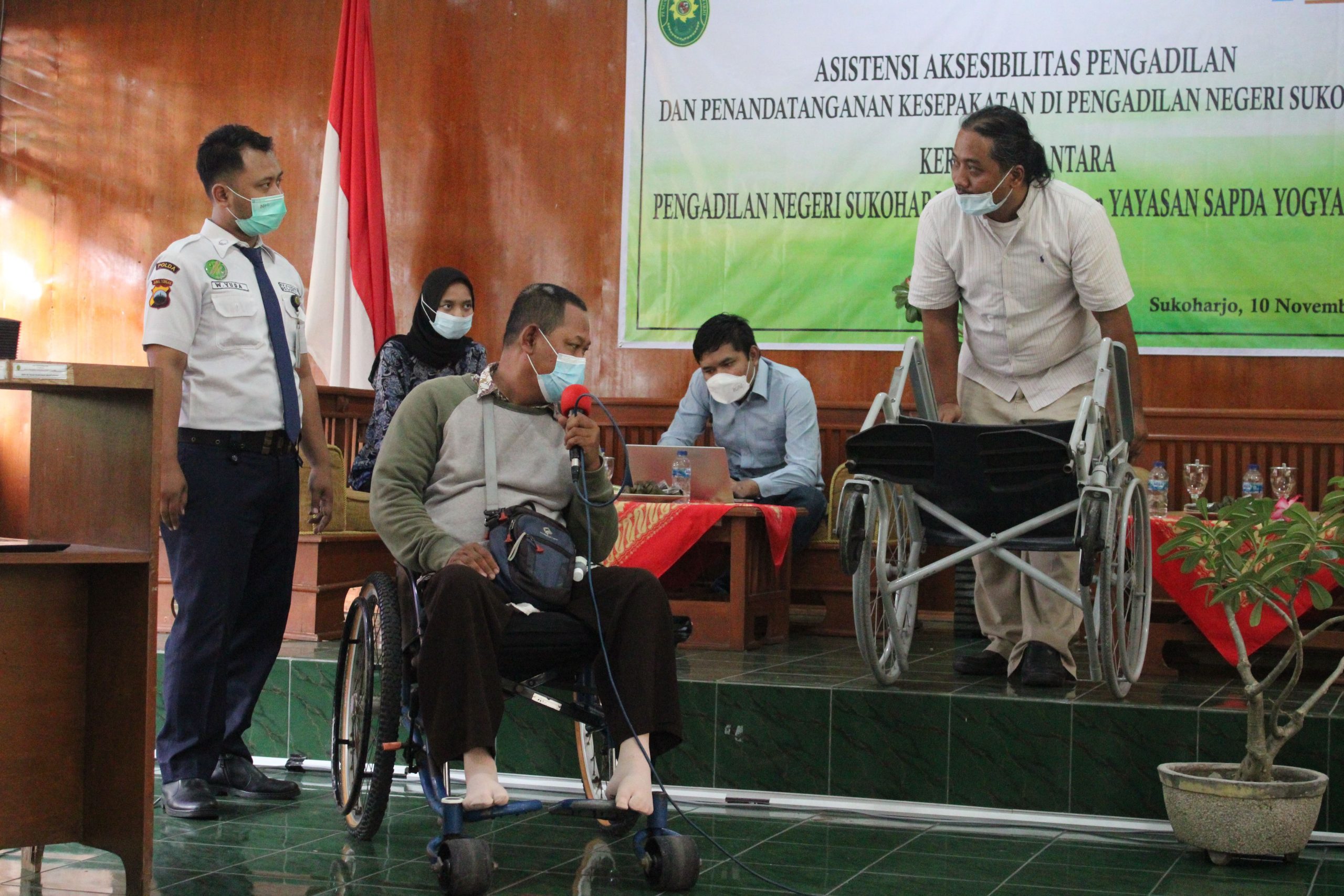 Tim SAPDA sedang memperagakan etika mendorong kursi roda yang tepat.