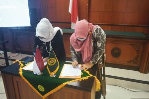 Direktur SAPDA Nurul Saadah Andriani menandatangani MoU dengan Wakil Ketua PA Yogyakarta Nur Laila