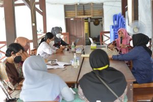 Direktur SAPDA Nurul Saadah Andriani sedang memfasilitasi diskusi pengasuhan anak disabilitas bersama perwakilan orang tua