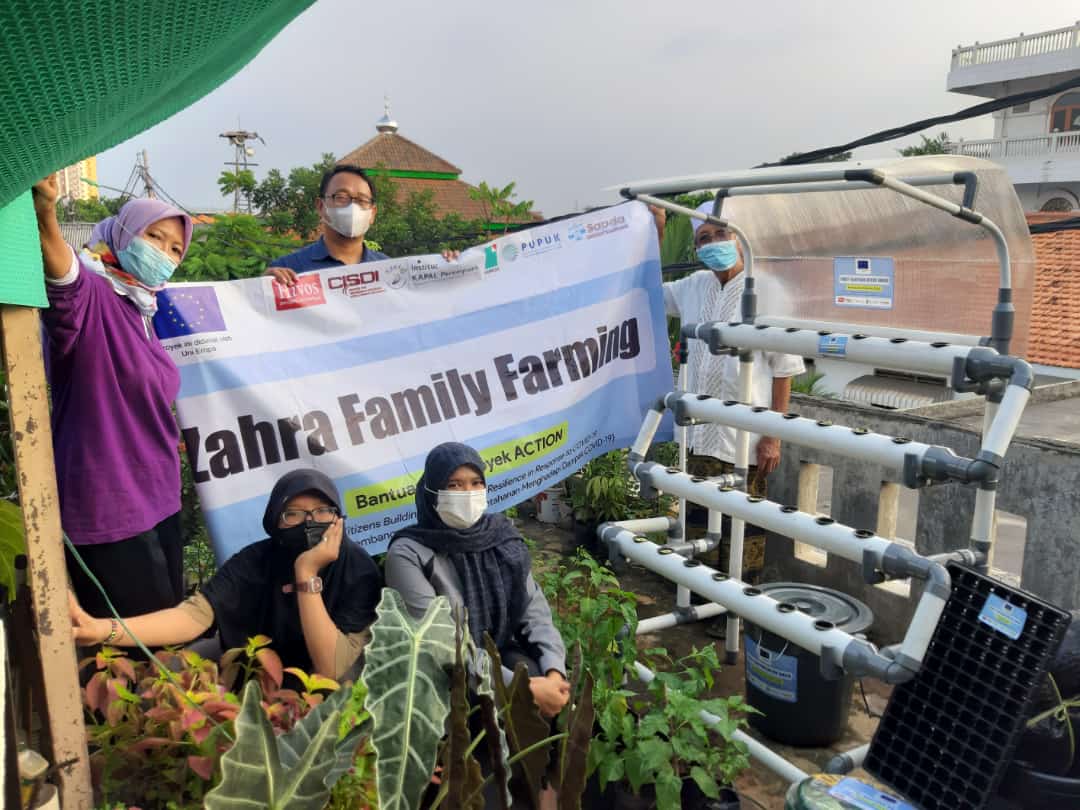 SAPDA menyerahkan bantuan usaha kepada Doshi, orang tua dari anak disabilitas pelaku usaha pertanian kota (urban farming) asal Klender, Kota Jakarta Timur berupa set perlengkapan hidroponik.