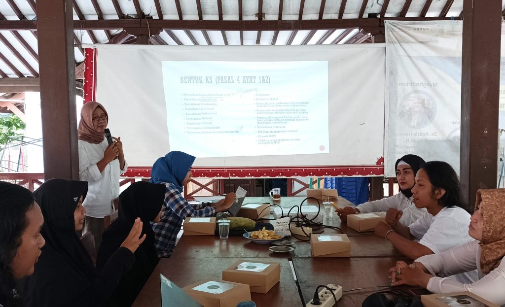 Konselor Hukum dari UPTD PPA Kota Yogyakarta Catur Udi Handayani sedang menjadi narasumber dalam lokakarya bedah UU TPKS bersama seluruh staff SAPDA dan perwakilan organisasi penyandang disabilitas. Bagikan