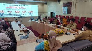 Puluhan yang terdiri dari satuan kerja Pemerintah Kota Yogyakarta dan organisasi sipil sedang melihat presentasi hasil riset kebutuhan dan keinginan anak disabilitas yang dipaparkan oleh Direktur SAPDA Nurul Saadah Andriani