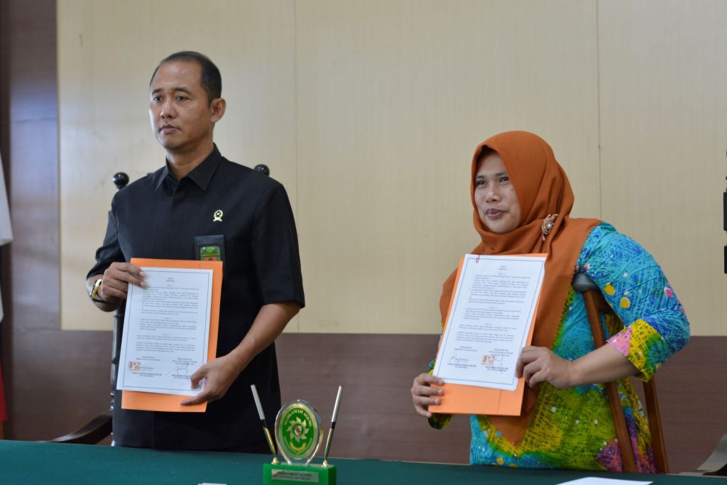 Direktur SAPDA Nurul Saadah Andriani dan Ketua PN Magelang Rios Rahmanto