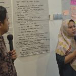 Koordinator Rumah Cakap Bermartabat SAPDA Arini Robi Izzati mempresentasikan hasik diskusi kelompok bersama fasilitator, Zaenur.