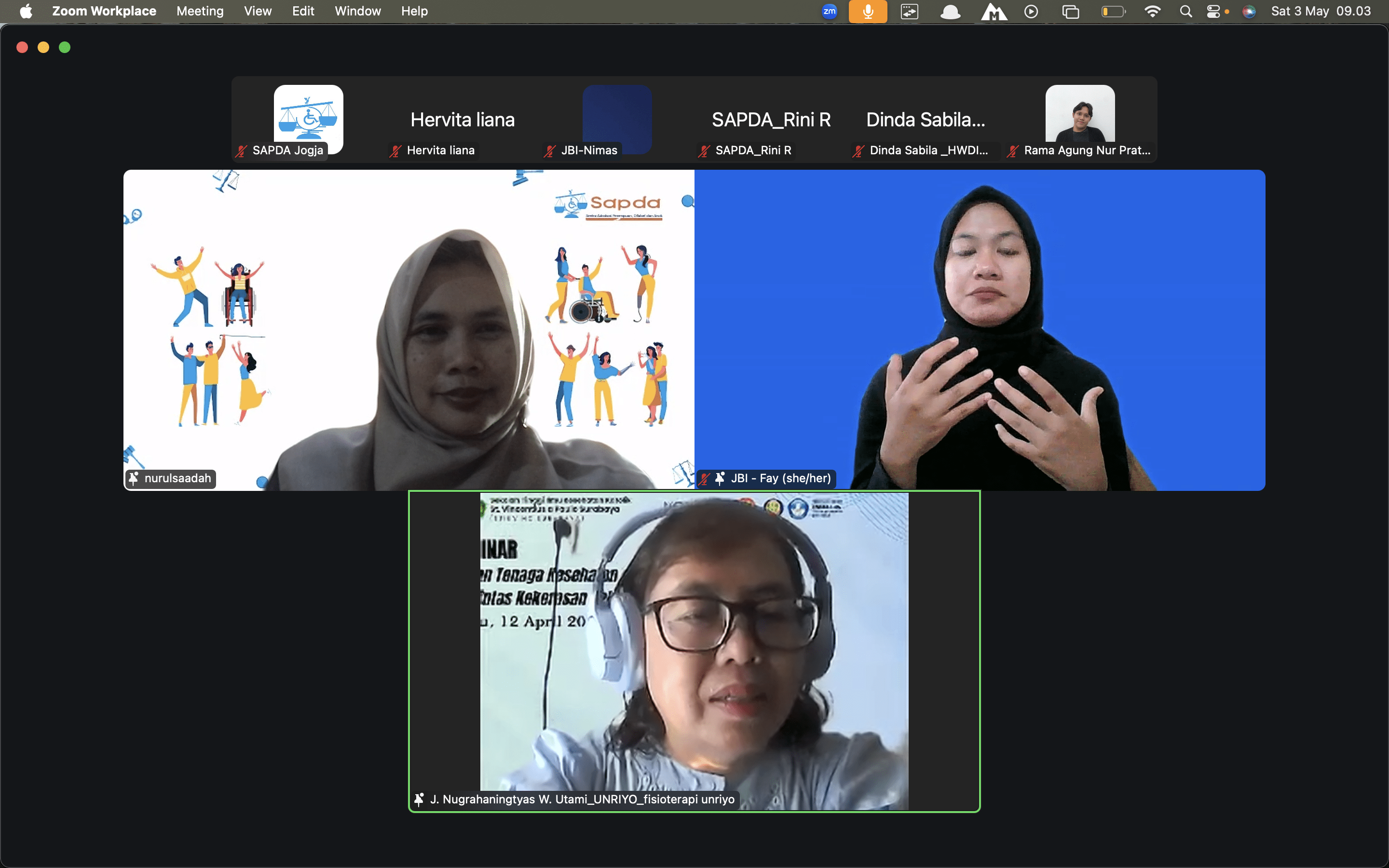 Gambar menunjukkan situasi zoom meeting Sekolah Perempuan Disabilitas Tahap Dua. Di layar terdapat Bu Nurul sebagai fasilitator, Dokter Tyas sebagai pemateri, dan Juru Bahasa Isyarat