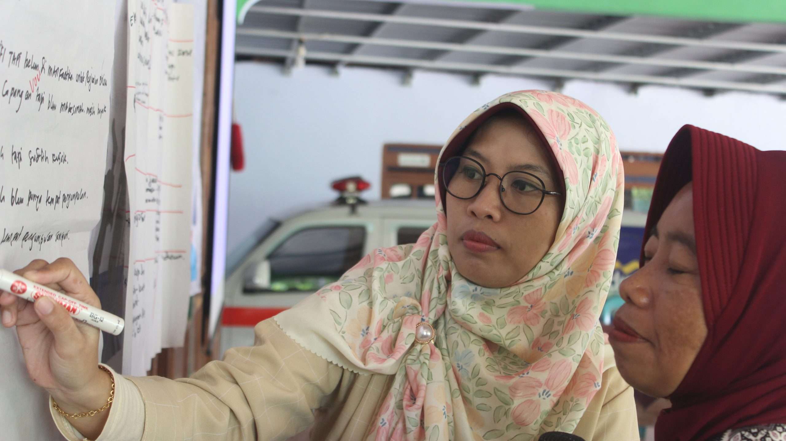 Dua orang peserta pelatihan dan coaching media sedang melakukan diskusi dalam kegiatan Sinau Bareng Warga