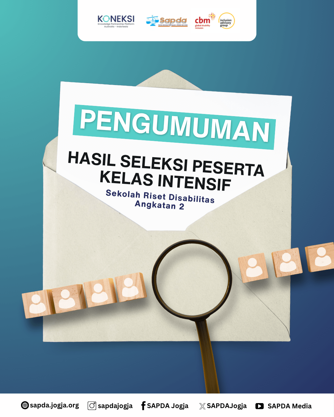 Gambar menunjukkan amplop berwarna coklat terang dengan tulisan PENGUMUMAN HASIL SELEKSI PESERTA KELAS INTENSIF untuk Sekolah Riset Disabilitas Angkatan 2